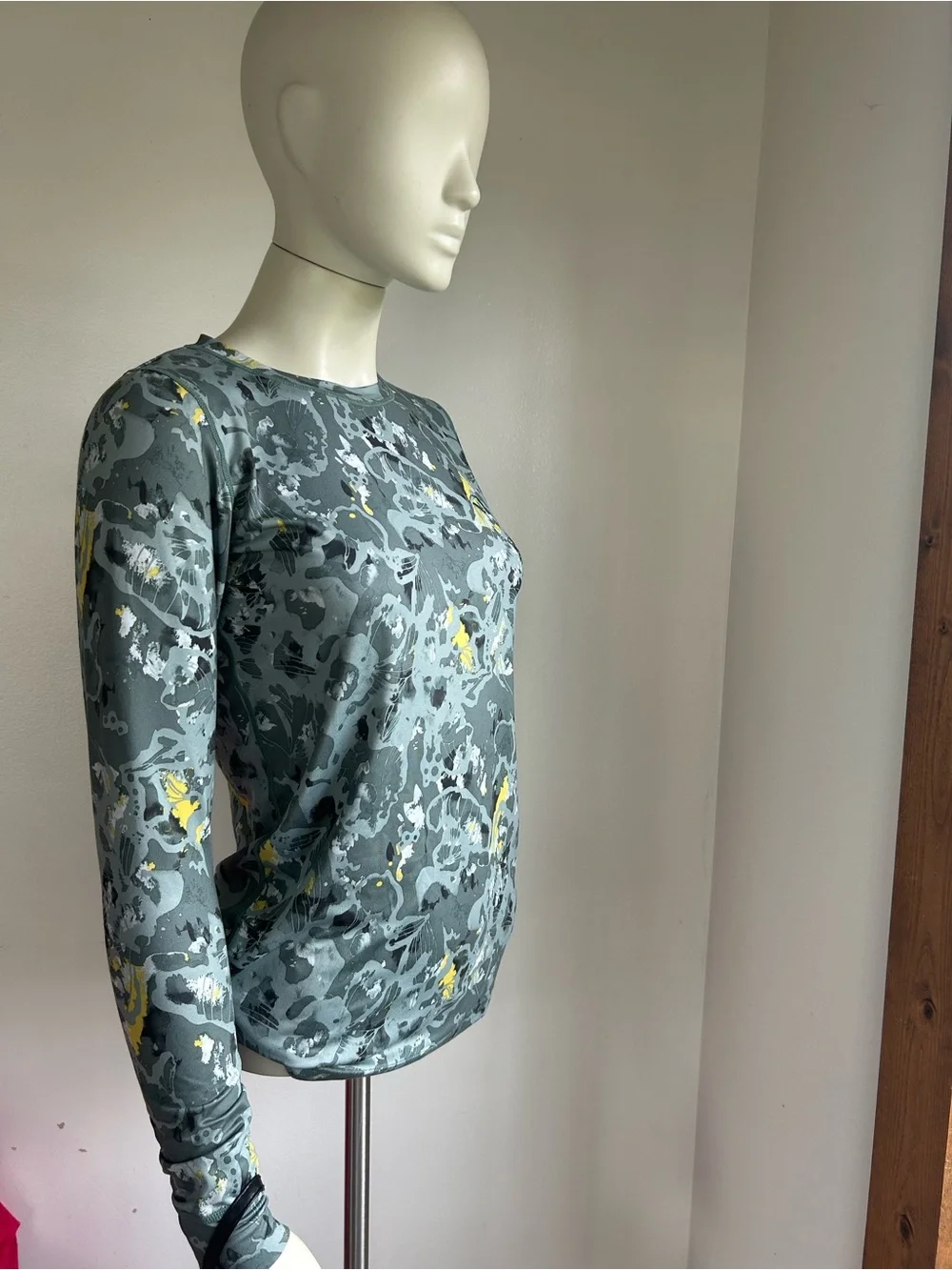 Kari traa s Long Sleeve Gray Camo Print Top with Yellow Accents new